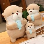 Loutre en peluche mignonne avec un poisson
