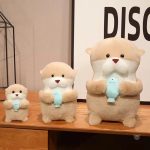 Peluche douce représentant une loutre et son poisson