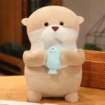 Loutre en peluche adorable avec un poisson coloré