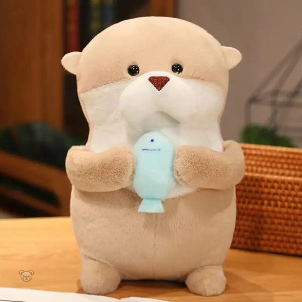 Loutre en peluche adorable avec un poisson coloré