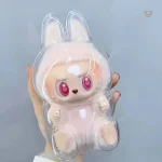 Labubu assis en peluche, design mignon