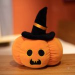 Peluche Halloween citrouille avec un design amusant