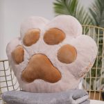 Patte de chat en peluche - compagnon chaleureux