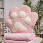 Chaleur douce avec la peluche patte de chat