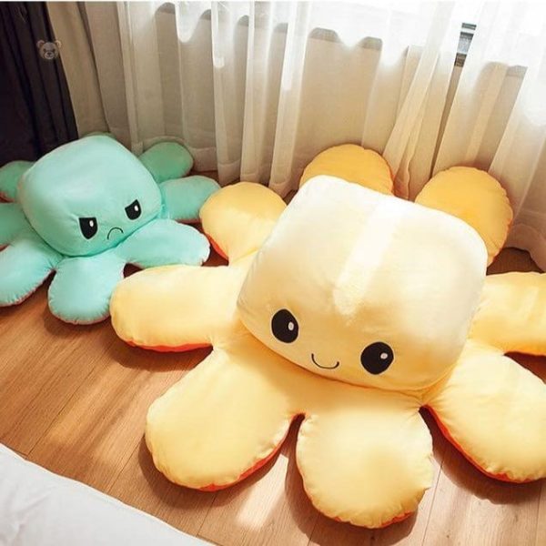la-pieuvre-geante-peluche-reversible-1 Peluche réversible pieuvre géante douce et câline