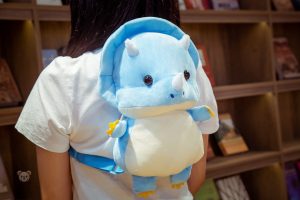Sac à dos en peluche coloré pour les jeunes aventuriers