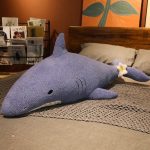 Peluche géante représentant un grand requin doux et câlin