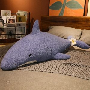 Peluche géante représentant un grand requin doux et câlin