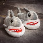 Chausson en peluche gros requin, confortable et amusant