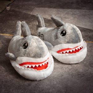 Chausson en peluche gros requin, confortable et amusant
