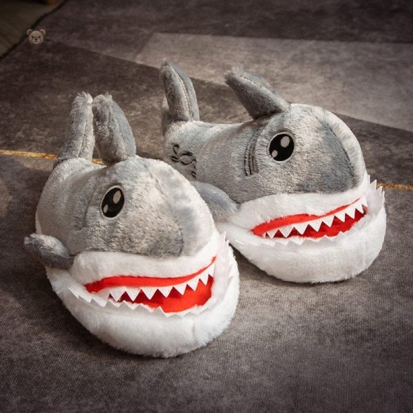 le-gros-requin-chausson-en-peluche-1 Chausson en peluche gros requin, confortable et amusant