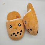 Chaussons doux en peluche pour petits pieds