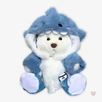 Ours en peluche déguisé en requin - vue 3