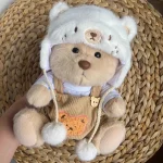Ours en peluche adorable déguisé en salopette