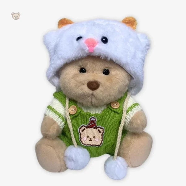 Ours en peluche en combinaison verte, parfait pour décorer une chambre