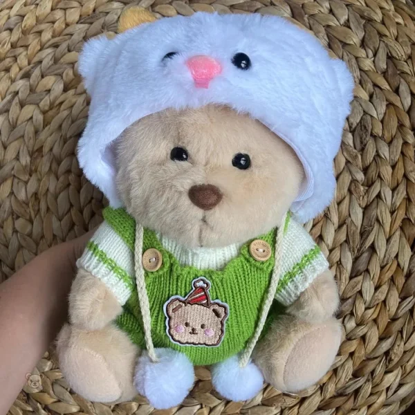 Ours en peluche mignon dans un costume vert