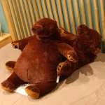 Ours en peluche géant, ajout chaleureux à toute chambre