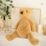 Ours en peluche brun assis, doux et câlin