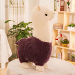 Alpaga en peluche câlin avec robe colorée