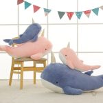 Peluche baleine géante avec corne colorée