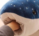 Baleine requin en peluche avec motifs blancs