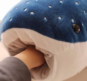 Baleine requin en peluche avec motifs blancs