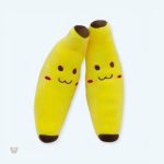 Peluche banane jaune souriante, douce et câline pour enfant