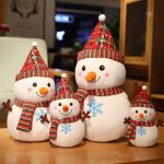 Peluches de Noël, bonhomme de neige mignon et tendre