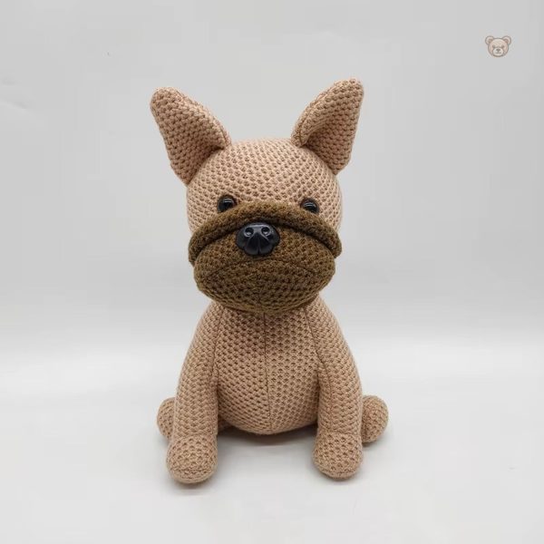 Compagnon en peluche bouledogue doux pour un intérieur cozy