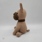 Peluche bouledogue en crochet, parfait pour les câlins