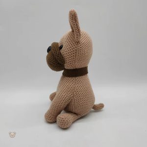 Peluche bouledogue en crochet, parfait pour les câlins