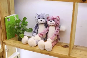 Chat en peluche assis, parfait pour décoration ou jeu