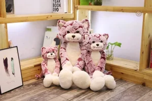 Jolie peluche chat, assise et adorable