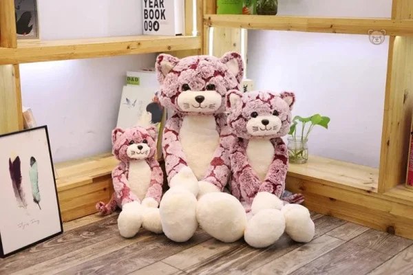 Jolie peluche chat, assise et adorable