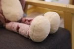 Peluche assise de chat, cadeau tendre et réconfortant