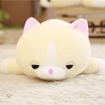 Peluche chat en position assoupie, idéale pour la maison