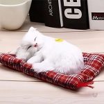 Peluche douce de chat blanc, idéale pour un décor douillet