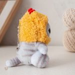 Cagoule jaune sur peluche chat pour câlins d'enfant