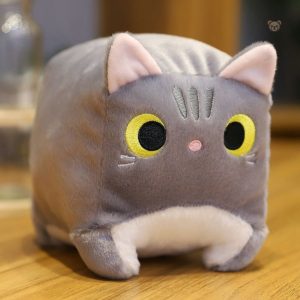 Chat en peluche carré, compagnon de détente à la maison