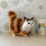 Chat en peluche câlin, parfait pour les moments de tendresse