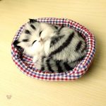 Chat endormi en peluche pour enfants