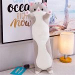 Peluche douce représentant un chat allongé