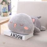 Chat en peluche à langue sortante, compagnon de jeu adorable