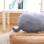 Doux chat en peluche, coussin idéal pour le confort