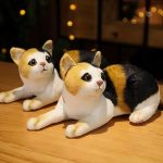 Doux compagnon en peluche, chat rayé pour les enfants
