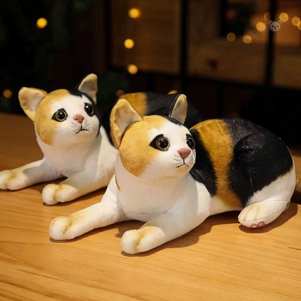 Doux compagnon en peluche, chat rayé pour les enfants