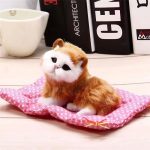 Jouet en peluche chat roux idéal pour décorer une chambre d'enfant