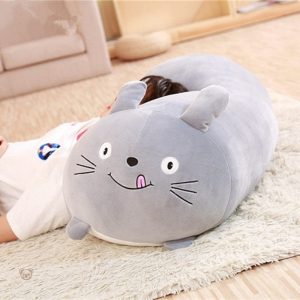 Peluche squishmallow chat gris tirant la langue