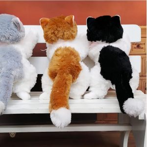 Chaton noir en peluche, compagnon idéal pour les câlins
