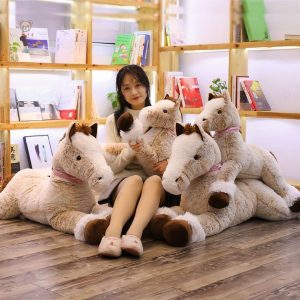 Cheval en peluche doux, parfait pour câliner